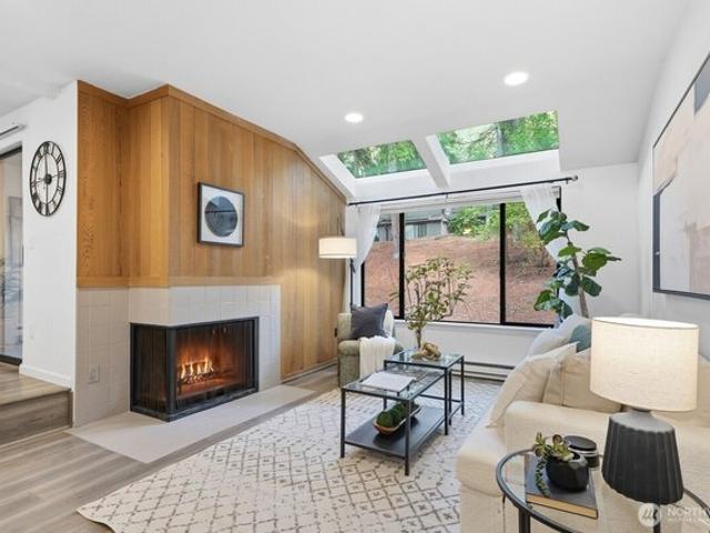 Townhouse for sale in Bellevue Regency Park Condominium, Bellevue