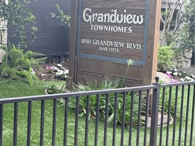 Townhouse for sale in Canoga Park, California