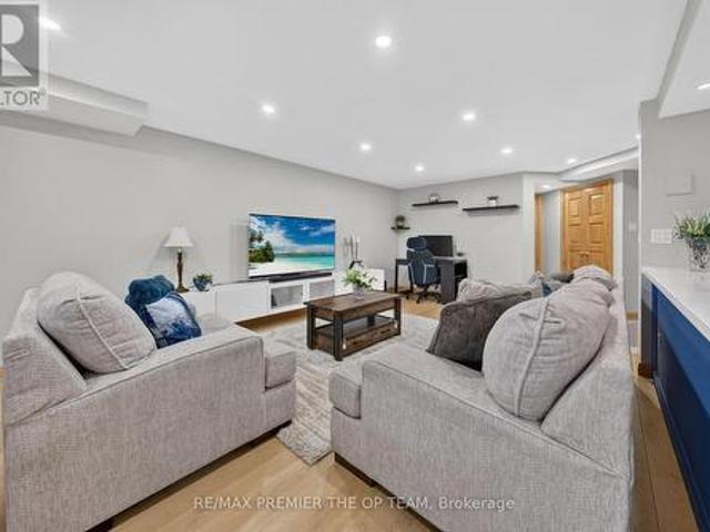 Condo for sale in Market Lane Shopping Centre, Vaughan
