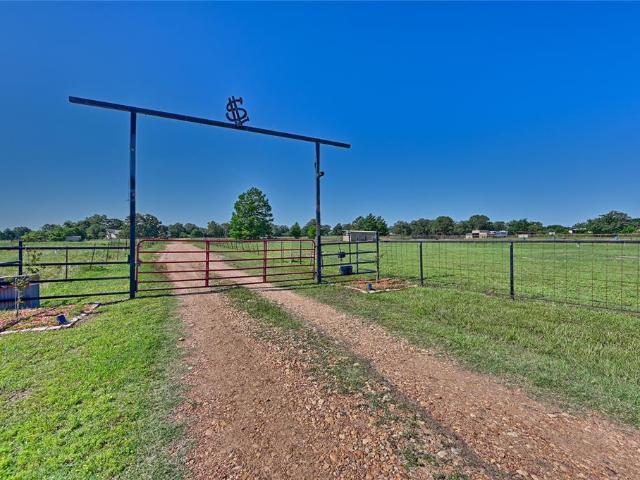House for sale in Paige, Texas