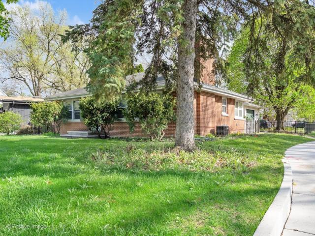 House for sale in Glen Ellyn, Illinois