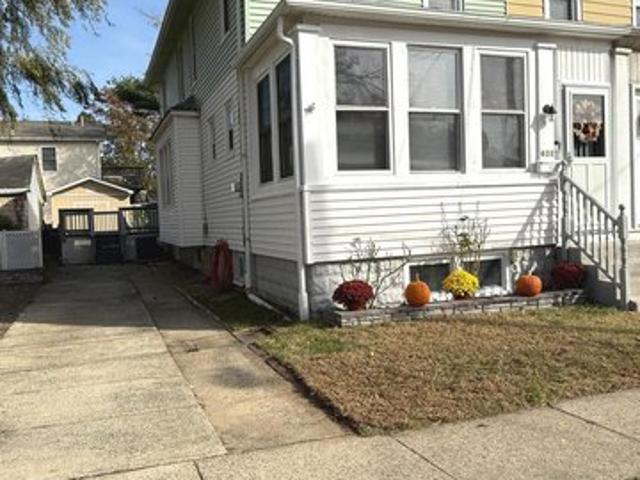 Townhouse for sale in Commerce, New Jersey