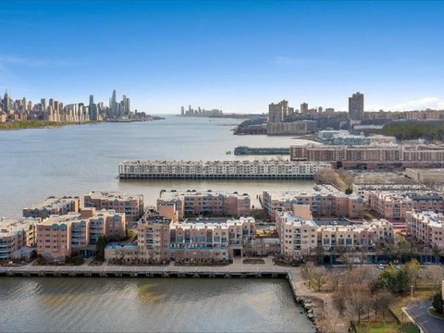 Condo for sale in Edgewater, New Jersey
