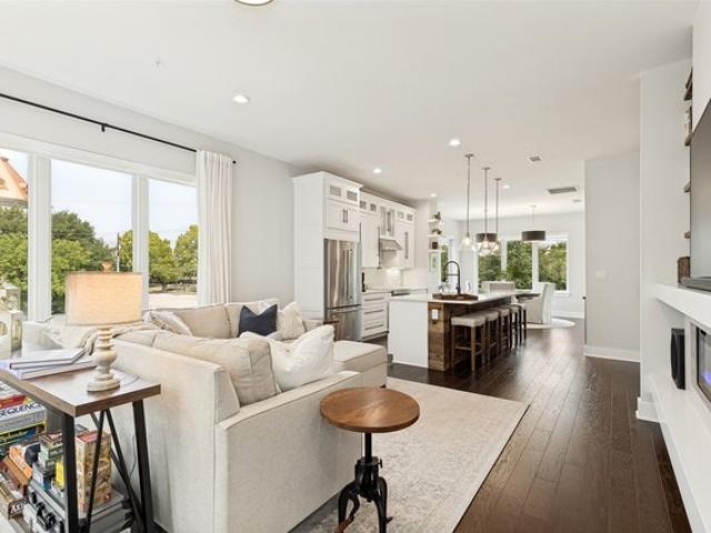 Townhouse for sale in Farmers Branch, Texas