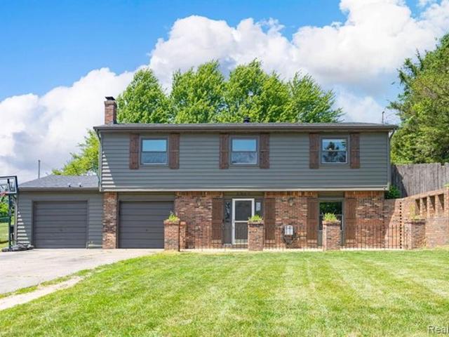 House for sale in Highland, Highland Township