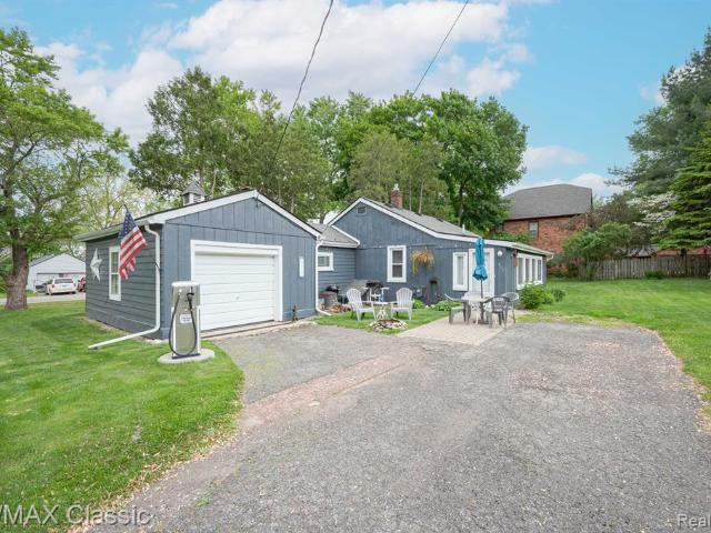 House for sale in Walled Lake