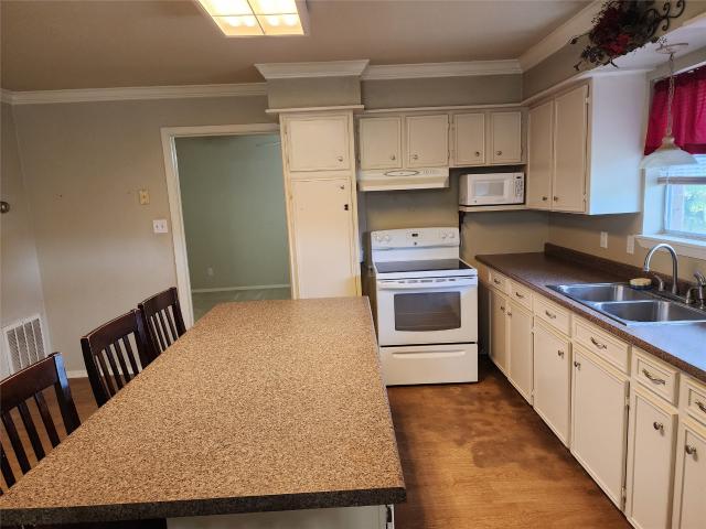 House for sale in Markham, Texas