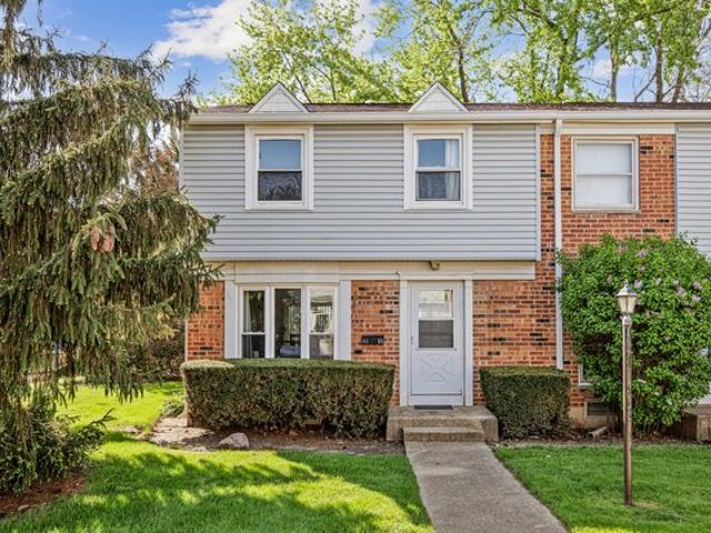 Townhouse for sale in Streamwood, Illinois