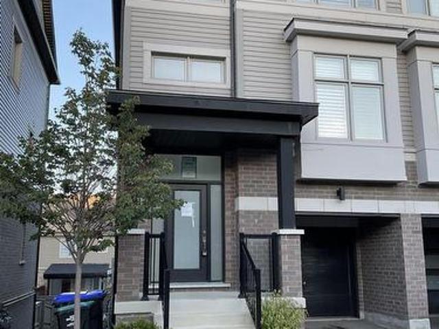 Townhouse for sale in Tottenham, Ontario