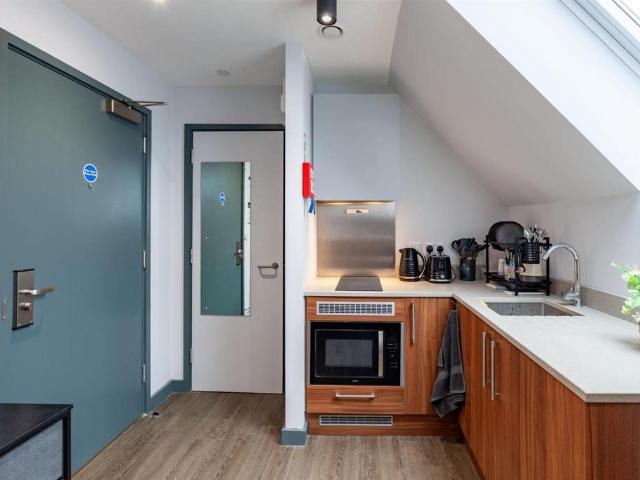 Apartment for rent in Row Town, Surrey