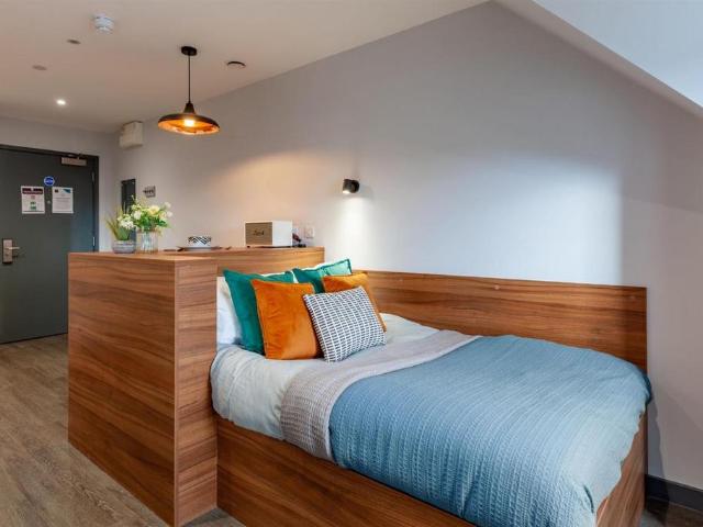 Apartment for rent in Row Town, Surrey
