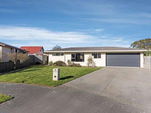 House for sale in Chaslands, Canterbury