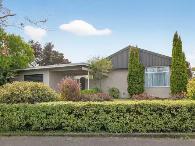 House for sale in Chaslands, Canterbury