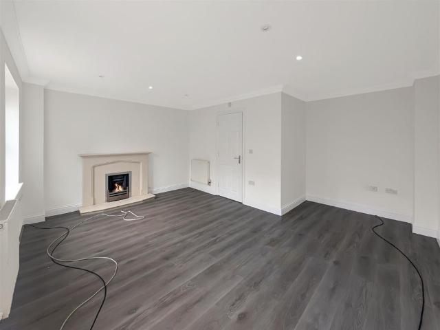 Townhouse for rent in Mile End, Fordham Heath