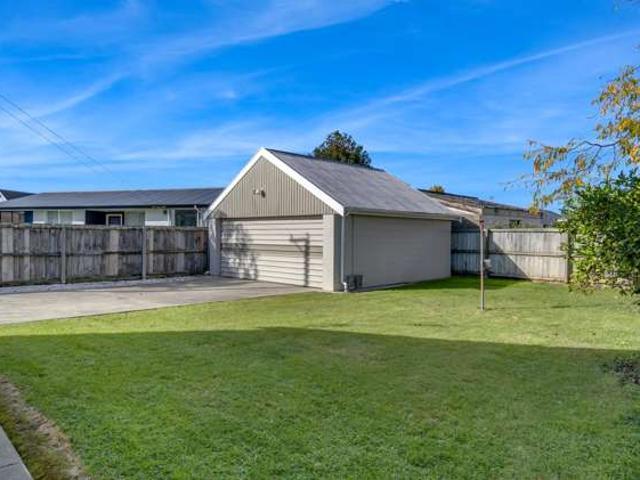 House for sale in Chaslands, Canterbury