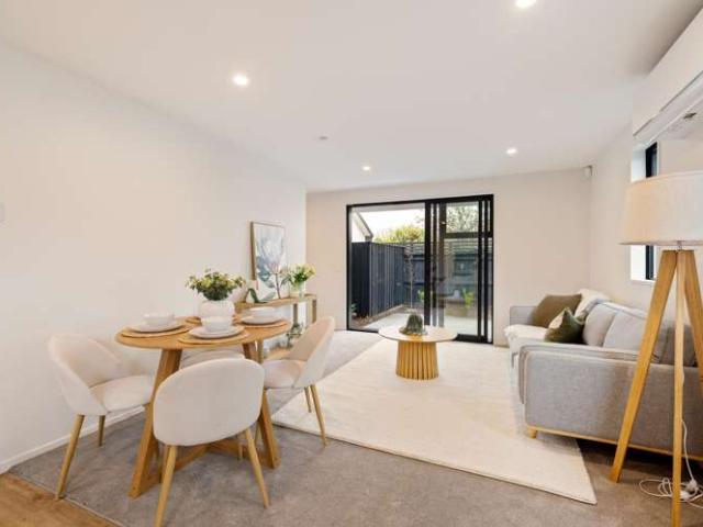 Townhouse for sale in Chaslands, Canterbury