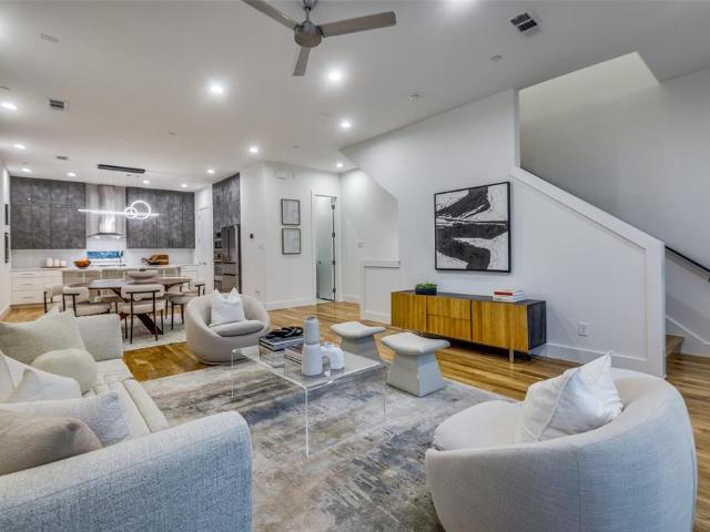 Townhouse for sale in Addison, Dallas County