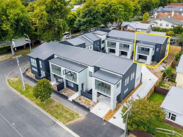 Townhouse for rent in Hamilton East, Hamilton City