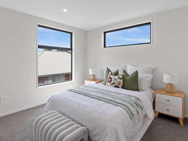 Townhouse for sale in Chaslands, Canterbury