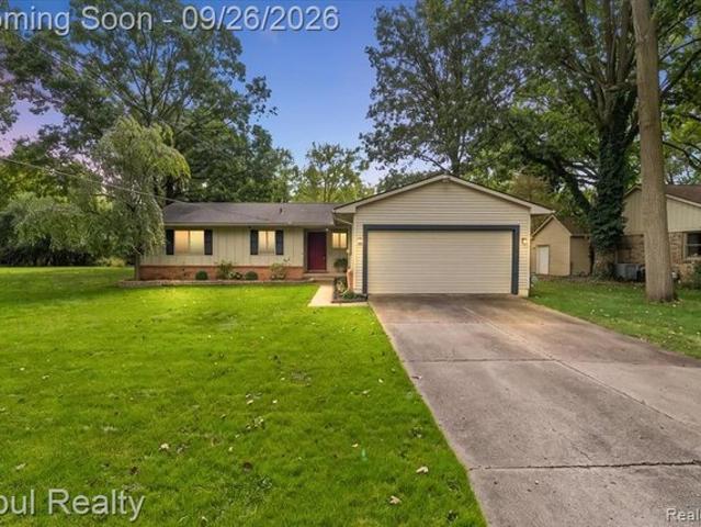 House for sale in Meadowbrook Lake, Novi