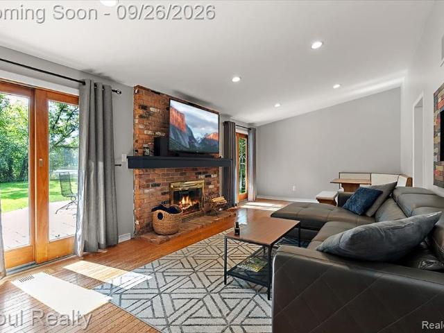 House for sale in Meadowbrook Lake, Novi