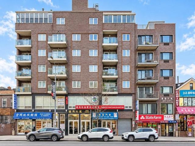 Condo for sale in Flushing, New York