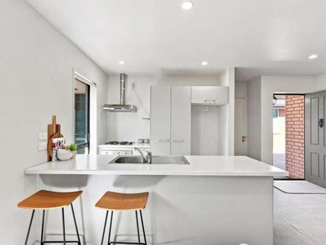 Townhouse for sale in Chaslands, Canterbury