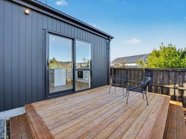 Townhouse for sale in Chaslands, Canterbury