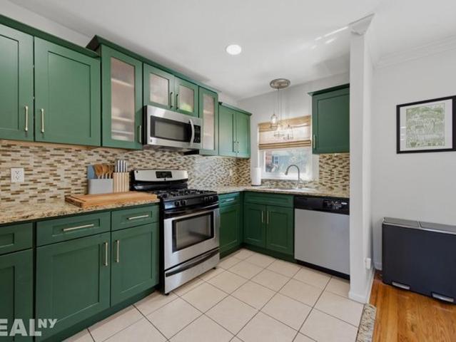 Townhouse for sale in The Bronx, Arverne