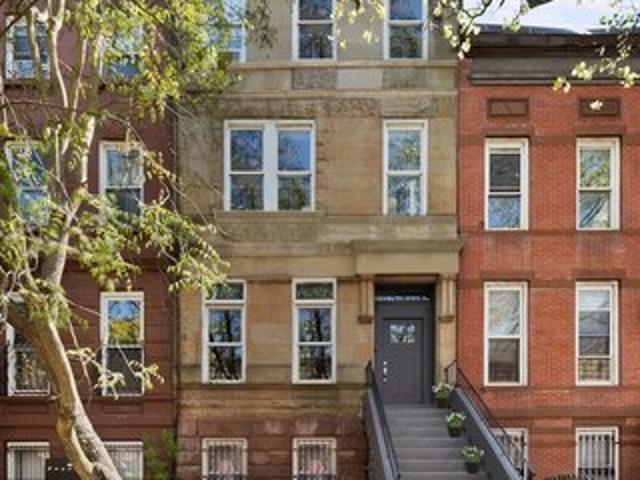 Townhouse for sale in Arverne, New York