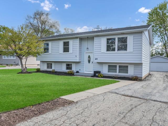 House for sale in Lindenhurst, Illinois
