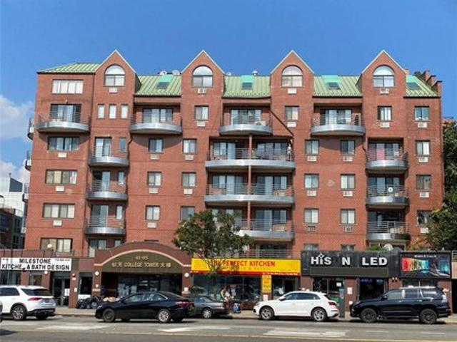 Condo for sale in Flushing, New York
