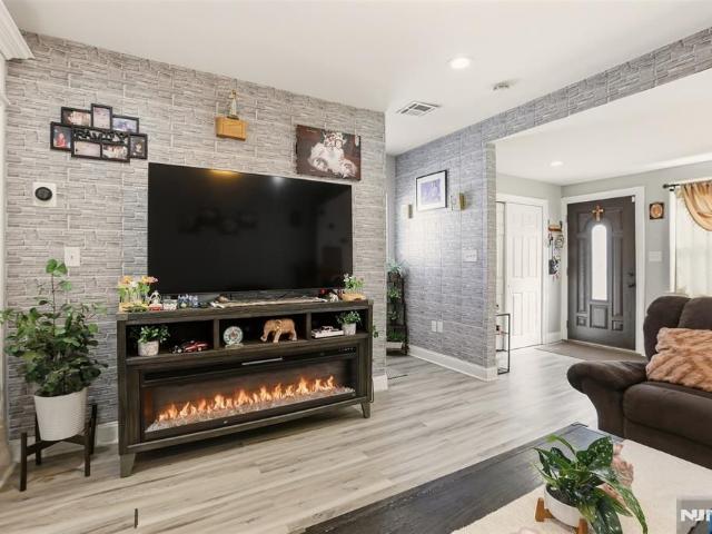 House for sale in Elmwood Park, New Jersey