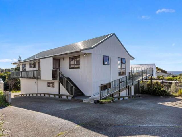 House for sale in Leigh