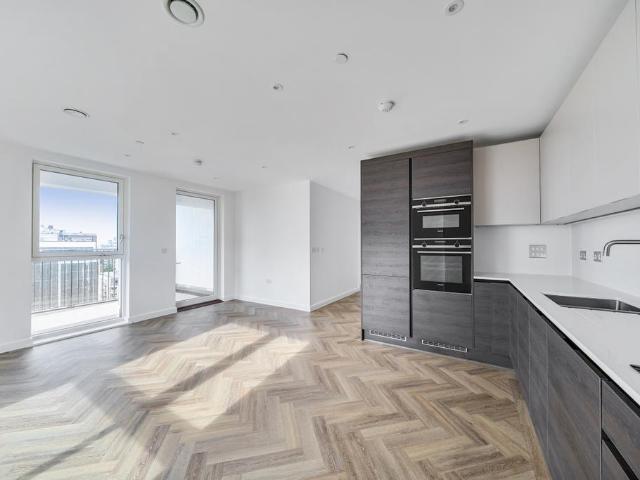 Apartment for rent in Queen's Park, Greater London
