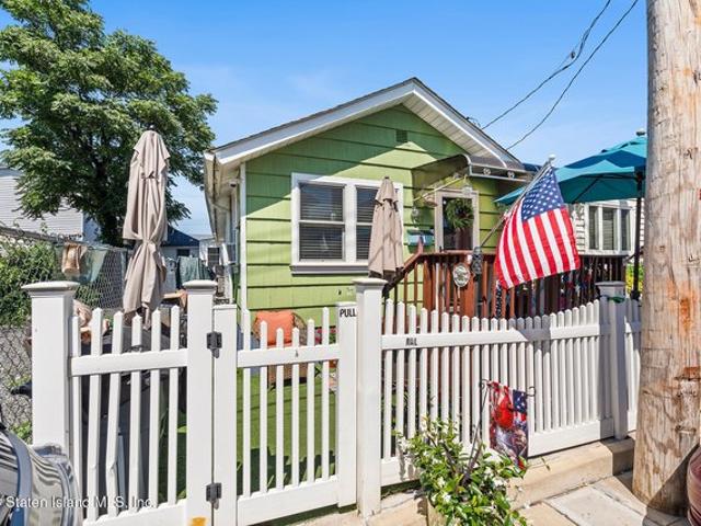 House for sale in Staten Island, New York