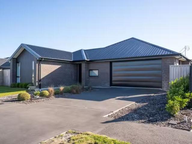 House for sale in Chaslands, Canterbury