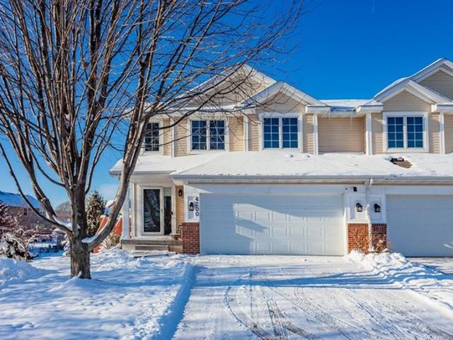 Townhouse for sale in Urbandale, Iowa