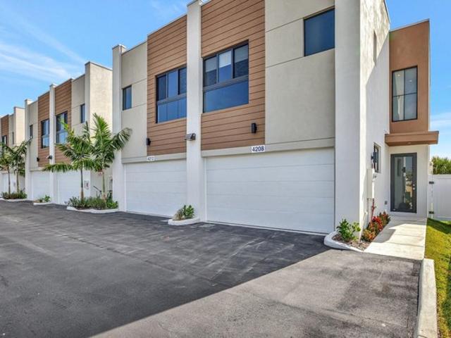 Townhouse for sale in Oakland Park, Florida