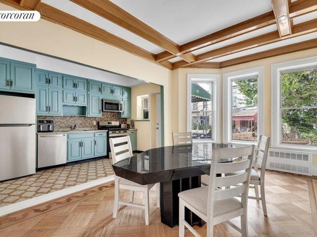 Townhouse for sale in Arverne, New York
