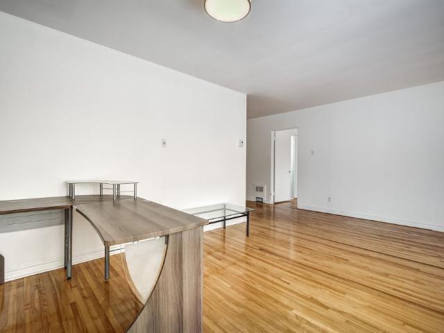 Apartment for rent in Montreal-ouest, Quebec
