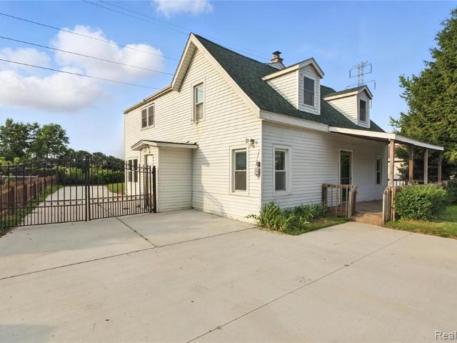House for sale in Walled Lake