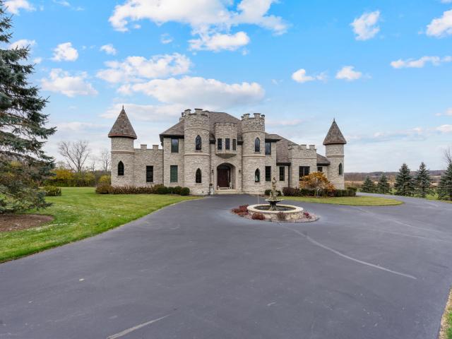 House for sale in Mchenry, Illinois
