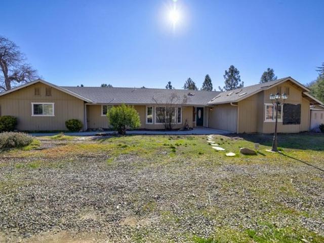 House for sale in Oakhurst, California