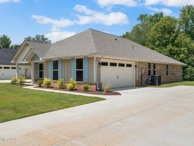 House for sale in Nesbit, Mississippi