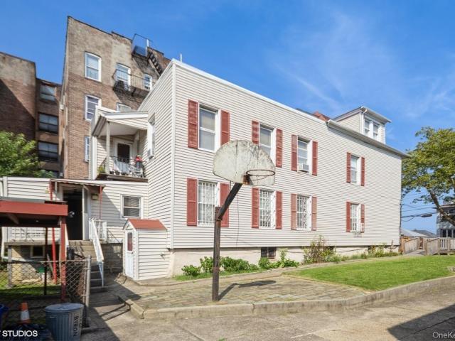 House for sale in The Bronx, Arverne