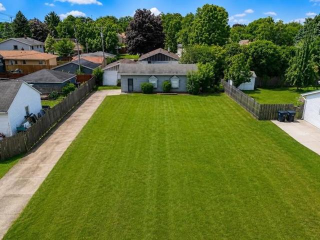 House for sale in Greenfield Park, Wisconsin