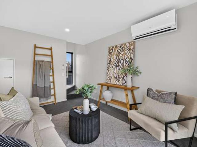 Townhouse for rent in Addington, Canterbury