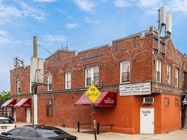 Townhouse for sale in Arverne, New York