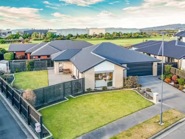 House for sale in Chaslands, Canterbury